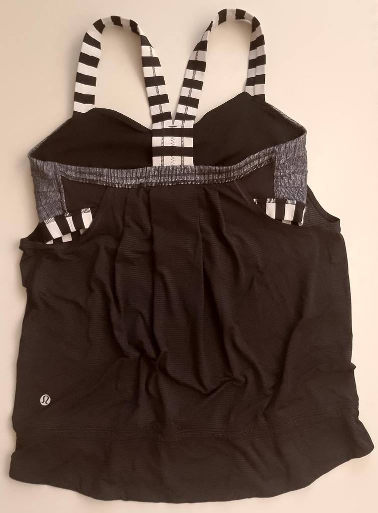 Camiseta Deportiva Gris en Área del Sujetador y Negra. Tirantes Finos y Sujetador LULÚ LEMON. Talla M