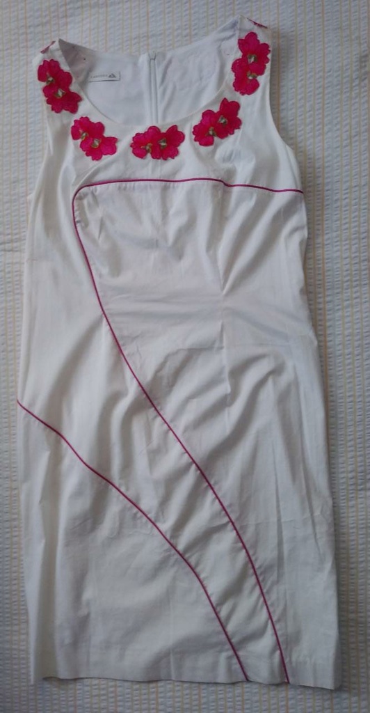 Vestido Corto Blanco con Flores Rojas y Doble Forro J. ARGGIDO. Talla 44