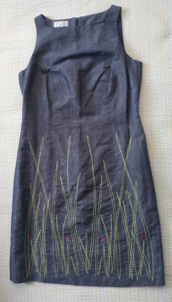 Vestido Corto Gris Oscuro con Diseño Verde Cosido y Doble Forro. A TEMPO. Talla 42