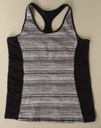 Camiseta Deportiva Negra y Gris, Blanca y Negra a Rayas Horizontales en el Pecho CALVIN KLEIN PERFORMANCE. Tirantes Cruzados con Sujetador CALVIN KLEIN. Talla L