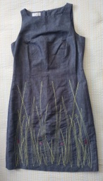 Vestido Corto Gris Oscuro con Diseño Verde Cosido y Doble Forro. A TEMPO. Talla 42